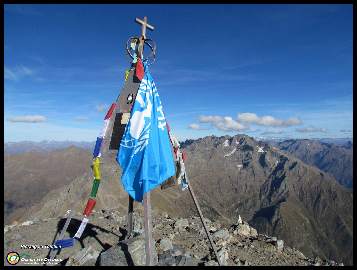 033 La bandiera dell'Unicef portata qualche settimana fa sul Diavolo dal Cai Alta Valle Brembana.JPG -                                